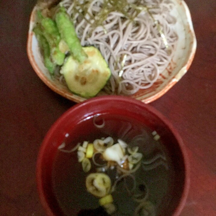 しし唐＆椎茸＆ズッキーニの天ぷら付き盛り蕎麦。